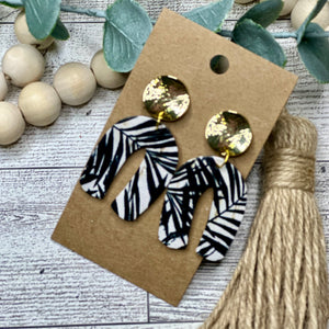 Black and White Palm Horseshoe Arch
